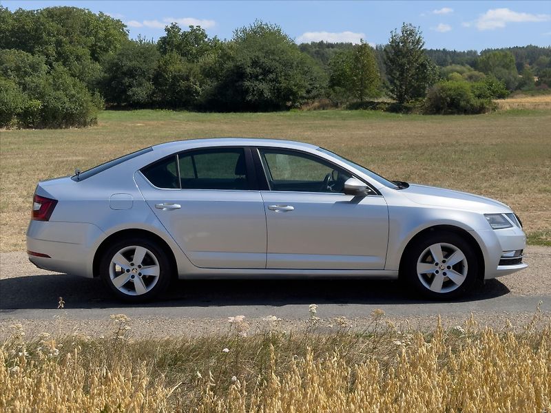 Škoda Octavia 1,6 TDI DSG CZ Style LED DPH - fotka 8 z 38