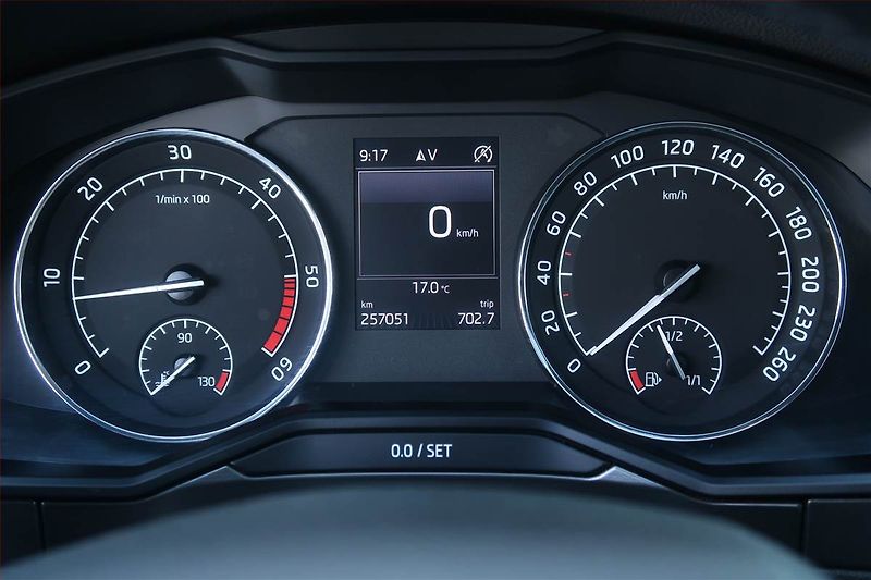 Škoda Superb (2016) 1.6 TDI, Kůže, Navi, Bi-Xenony - fotka 11 z 26