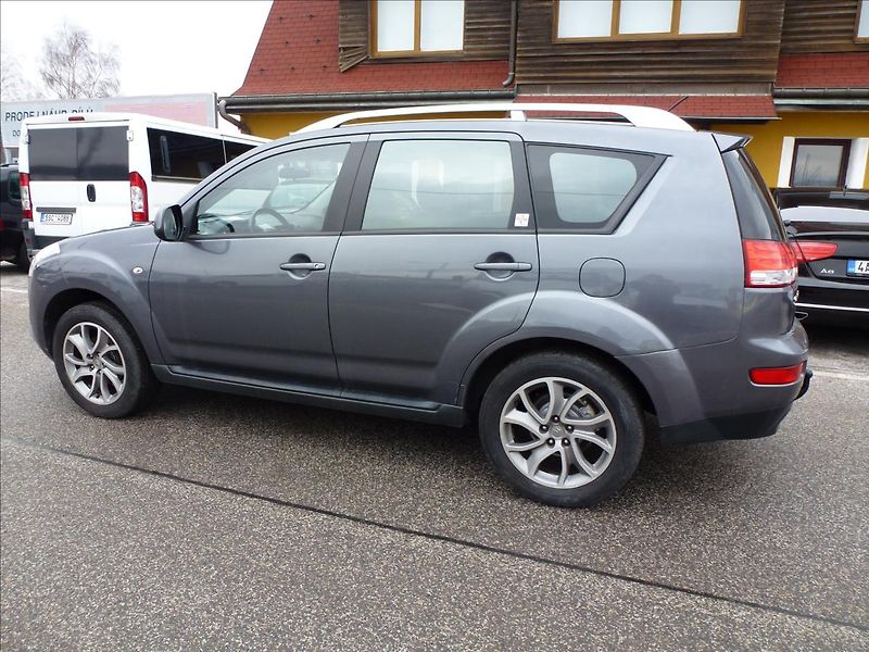 Citroën C-Crosser 2,2 HDi SX 7míst 4x4 - fotka 14 z 53