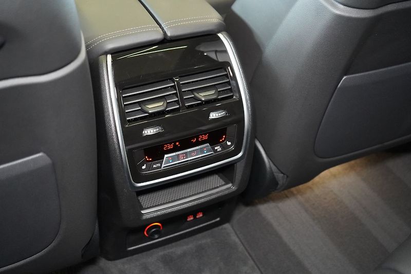 BMW X7 M50i xD, Executive Drive Pro - fotka 45 z 50