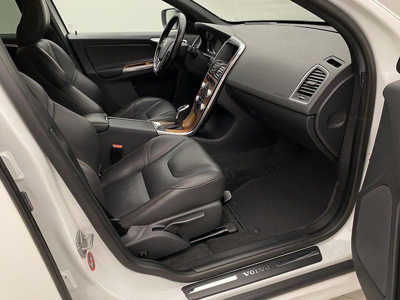 Volvo XC60 D4 AWD MOMENTUM REZERVACE - fotka 23 z 43