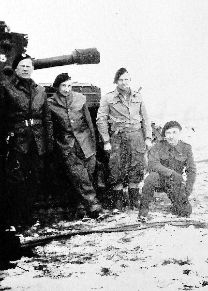 Po příjezdu do osvobozené vlasti byly tanky Cromwell středem pozornosti.