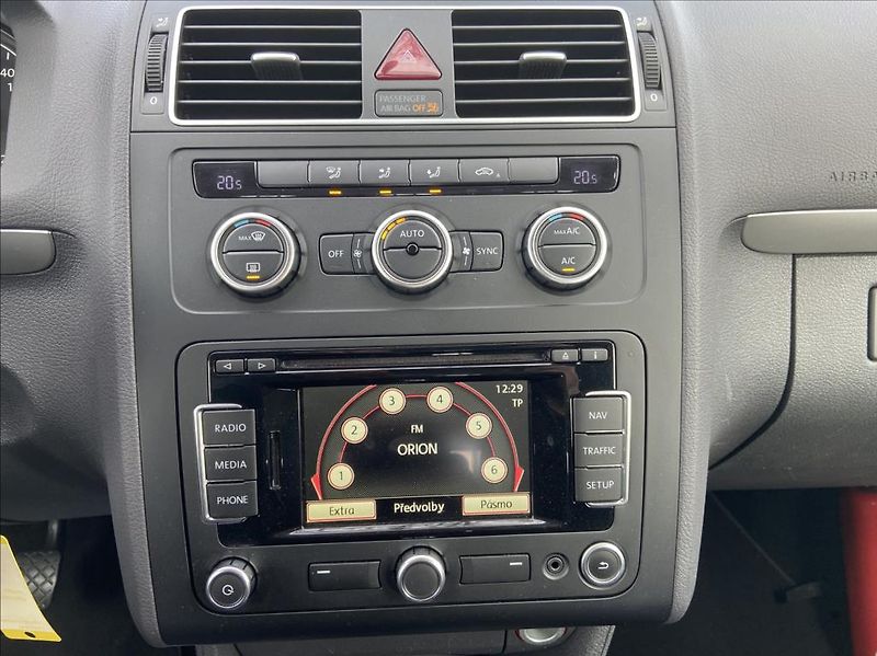 Volkswagen Touran 1,6 TDi  Navigace,Climatronic - fotka 20 z 49