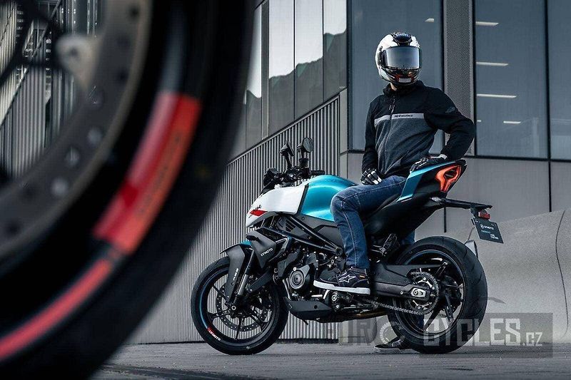 CFMOTO 450 NK (2026) - fotka 10 z 20
