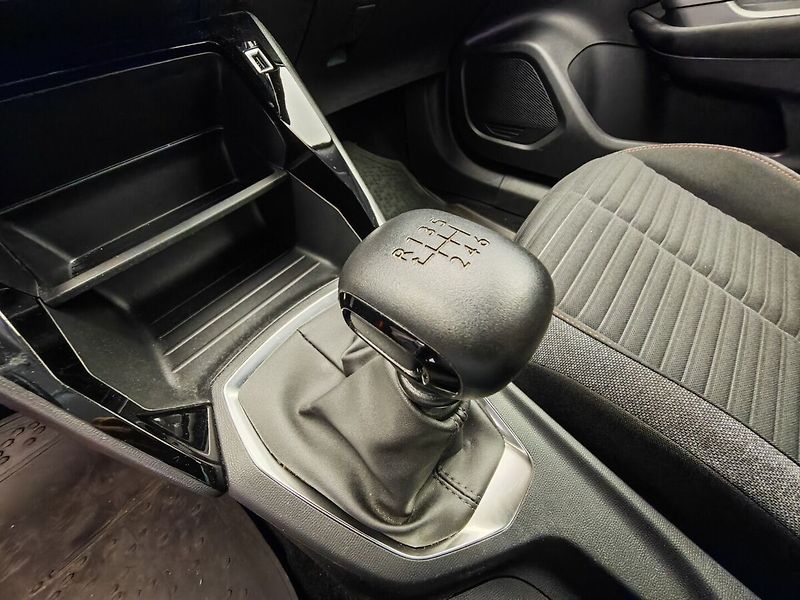 Peugeot 2008 1.2 Benzin - fotka 32 z 35