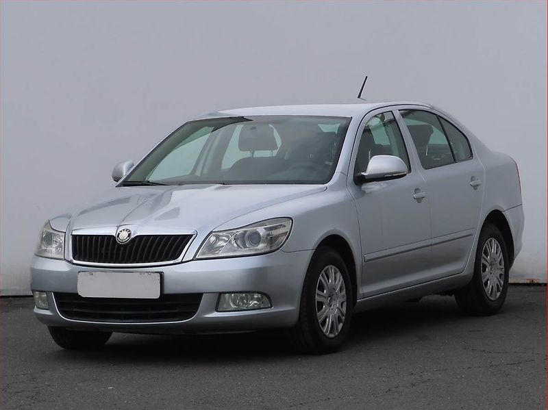Škoda Octavia (2010) Ambiente 1.6 TDI, Serv.kniha - fotka 2 z 15