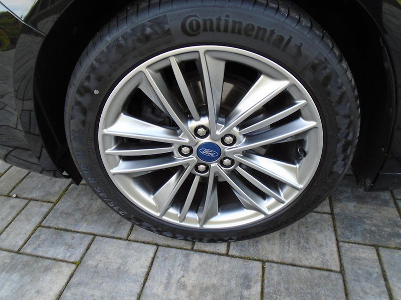 Ford Mondeo 2,0Tdci 140kW Vignale 8AT Navi - fotka 9 z 50