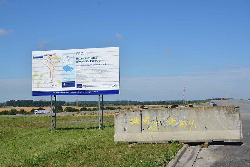 Deset kilometrů dlouhý úsek dálnice D1 mezi Říkovicemi a Přerovem míří do finále. Most přes Tovačovskou ulici.