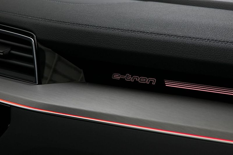 Audi e-tron 55 300kW Matrix Pano NV Tažné - fotka 25 z 47