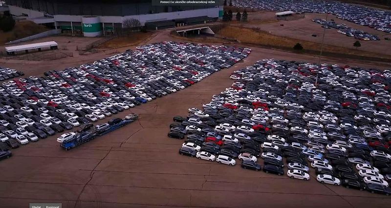 Vykoupené Volkswageny stojící na zavřeném stadionu Pontiac Silverdome.