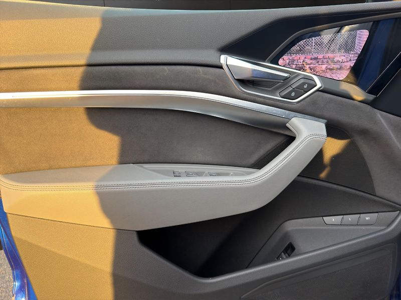 Audi Q8 e-tron (2023) 114 kWh  300 kW  SPORTBACK - fotka 12 z 27