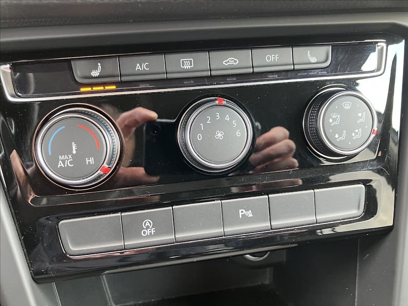 Volkswagen Touran 2,0 TAŽNÉ, LED,APPLE CAR PLAY - fotka 15 z 21