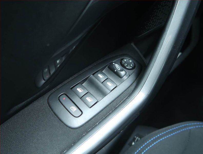 Peugeot 2008 (2019) Style 1.2 PureTech, Serv.kniha - fotka 12 z 14