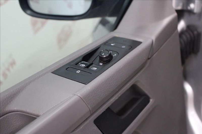 Volkswagen Transporter 2,0 TDI 110KW DSG 5 míst T6.1 - fotka 10 z 35