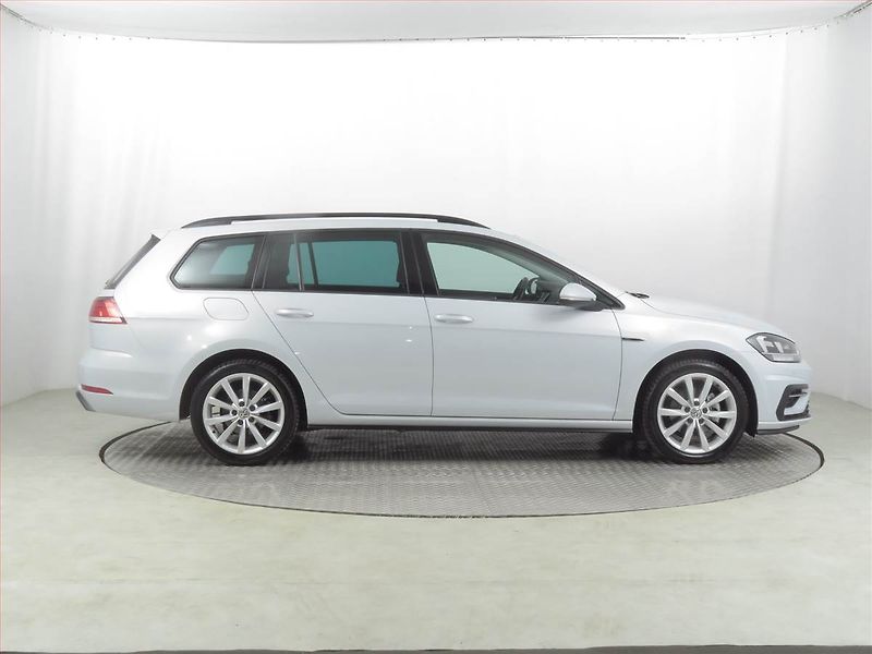 Volkswagen Golf (2018) R-Line 1.5 TSI, Tempomat - fotka 6 z 16