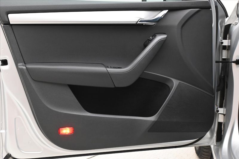 Škoda Octavia 1,6 TDI 81kW tažné nová STK - fotka 23 z 30