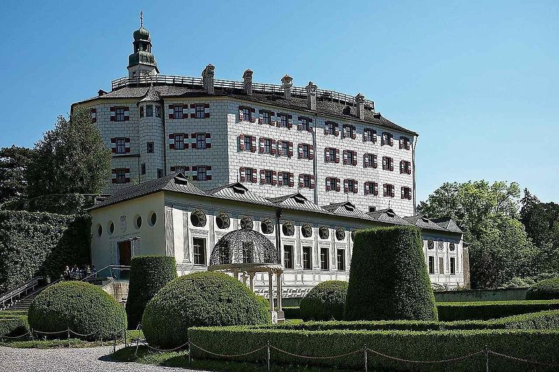 Slavná Maria-Theresien-Straße v Innsbrucku.