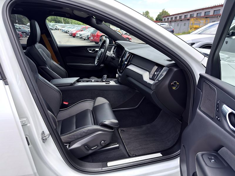 Volvo XC60 T8 AWD POLESTAR engineered - fotka 17 z 52