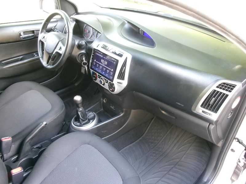Hyundai i20 (2014) 1,2i - ZADÁNO - fotka 16 z 25