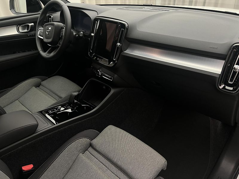 Volvo XC40 (2026) B4 PLUS BLACK EDITION AUT - fotka 16 z 37