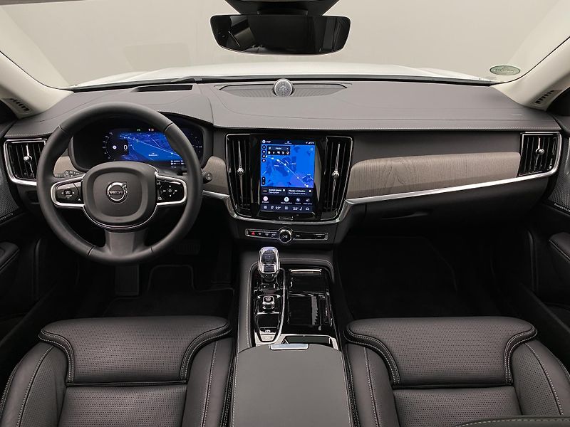 Volvo V90 T8 AWD RECHARGE DARK ULTRA CZ - fotka 2 z 69