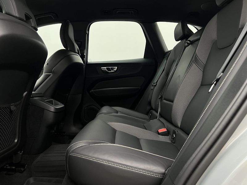 Volvo XC60 B4 AWD DARK PLUS CZ 1. maj. - fotka 6 z 45