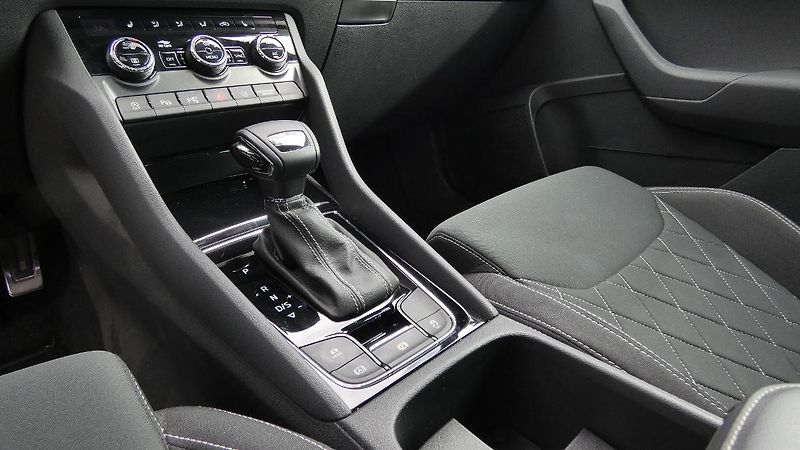 Škoda Karoq 1,5 TSI Sportline DSG - fotka 6 z 25