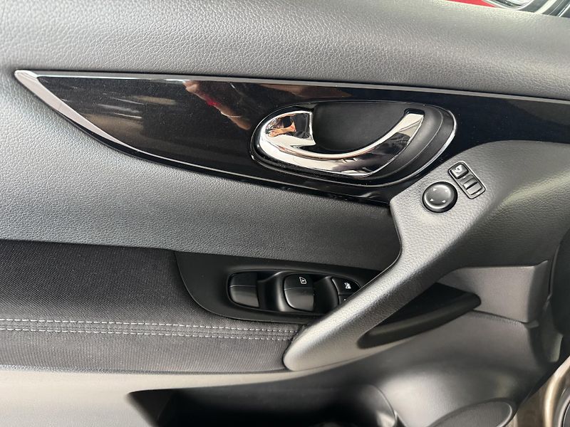 Nissan Qashqai 1,2DIG-T*Navi*Kamera*Tažné*ČR - fotka 28 z 32