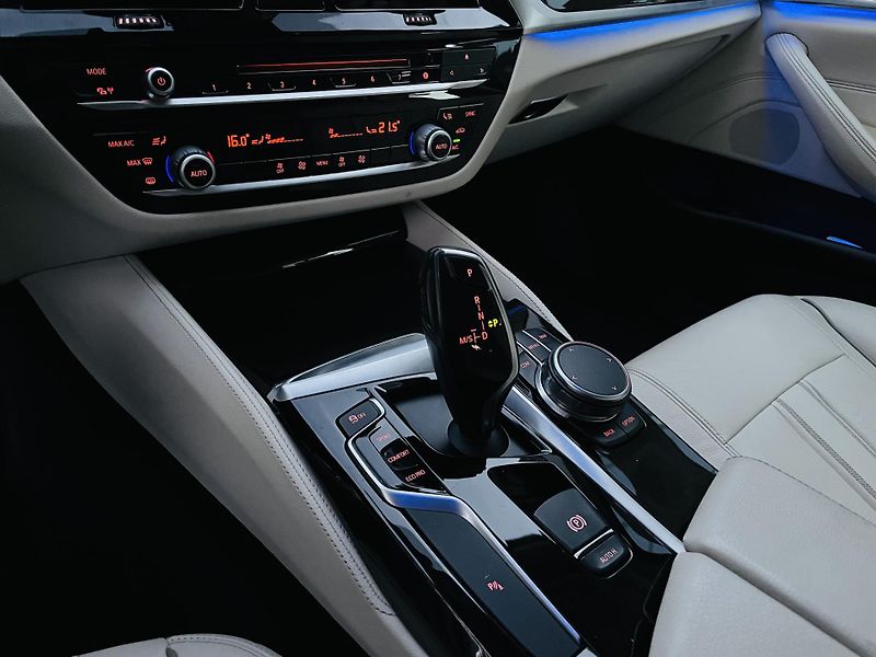 BMW Řada 5 520D AUT KAMERA SERVISKA - fotka 35 z 48