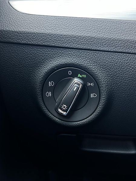 Škoda Superb 2.0TDI DSG ACC 1.Maj DPH TZ - fotka 20 z 24