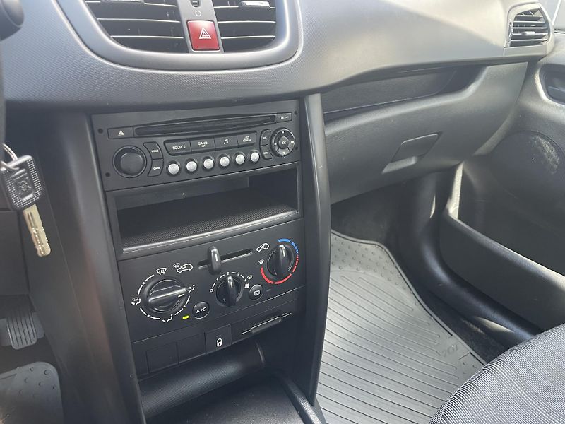Peugeot 207 (2007) 1.4i - 67.000 km - ČR - fotka 16 z 18