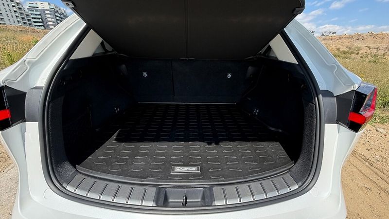 Lexus NX 350h 350H 2,5 HEV PRESTIGE TECH PLU - fotka 28 z 29