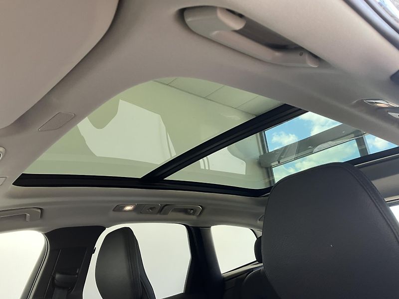 Volvo XC60 B5 AWD Plus Dark-REZERVACE - fotka 42 z 46