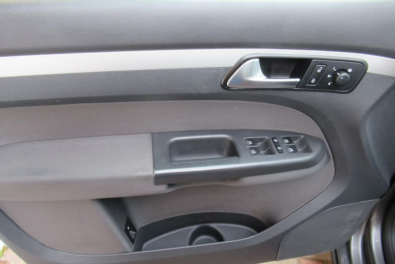 Volkswagen Touran 1.6 TDI AUT. KLIMA TAŽNÉ - fotka 17 z 26
