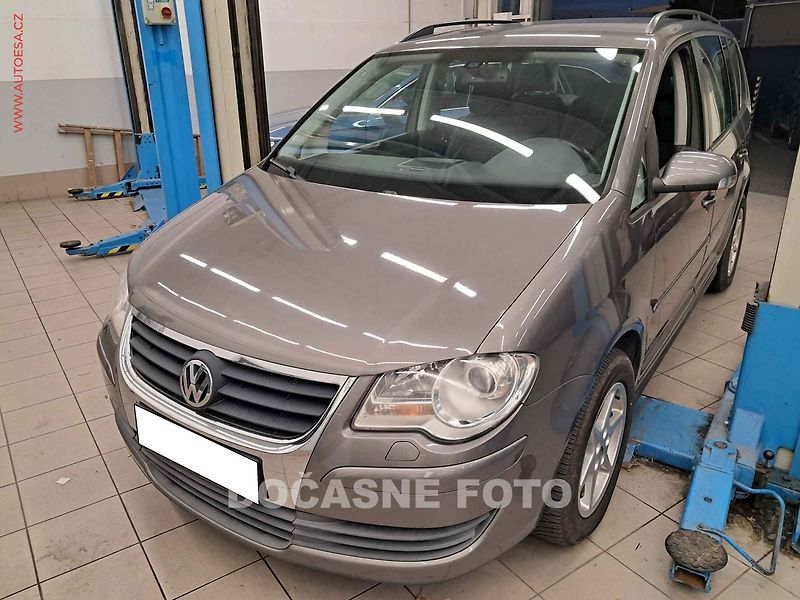Volkswagen Touran (2007) 1.4 i, nez.topení, xenon - fotka 1 z 3