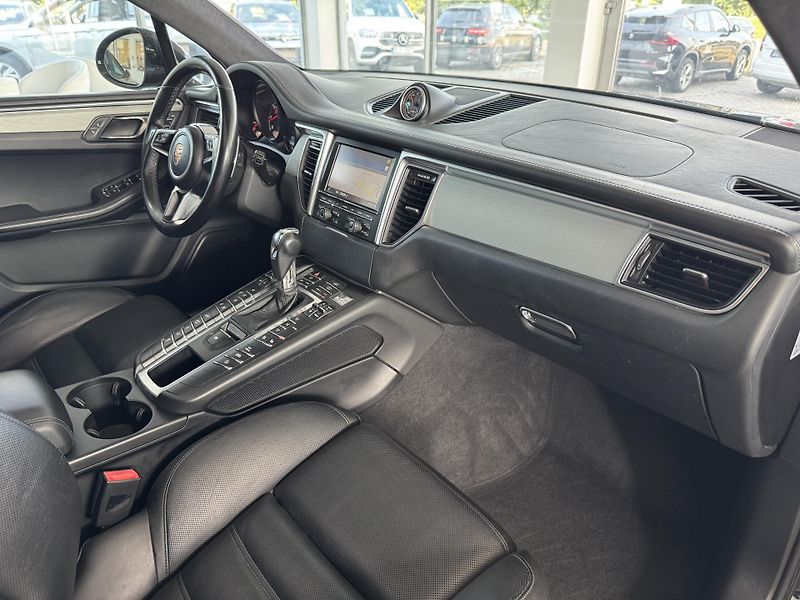Porsche Macan (2015) 3,6 V6 Turbo CHRONO BOSE - fotka 29 z 35