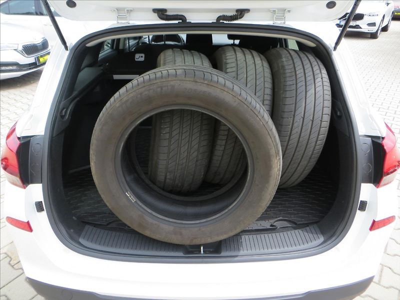Hyundai i30 1,5 T-GDI mHEV Smart 117 kW - fotka 8 z 26