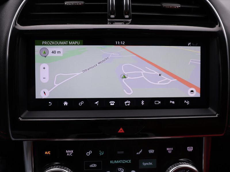 Jaguar XE 2,0 P300 221kW R-Dynamic DPH - fotka 27 z 43