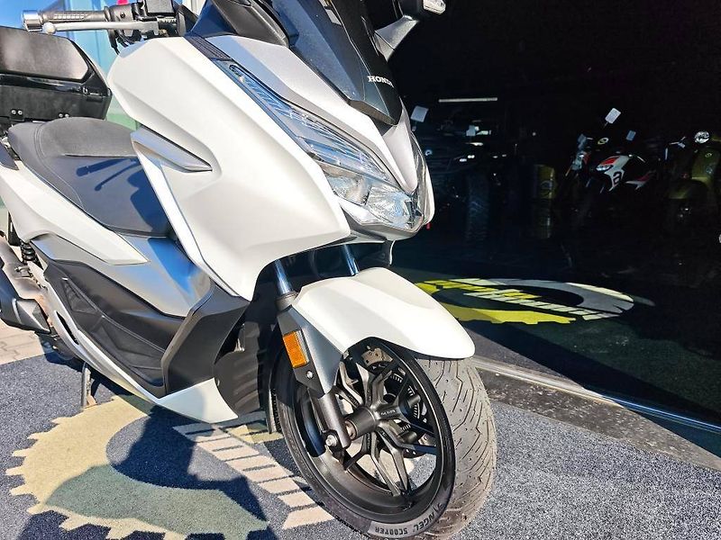 Honda Forza 300 ABS (2018) Smart box, Vyhřívané rukojeti, - fotka 8 z 20