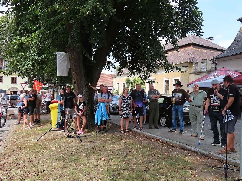 V pořadí 9. ročník srazu veteránů v Chýnově na Táborsku se v neděli 18. srpna dopoledne těšil velké návštěvnosti z řad účastníků i diváků.