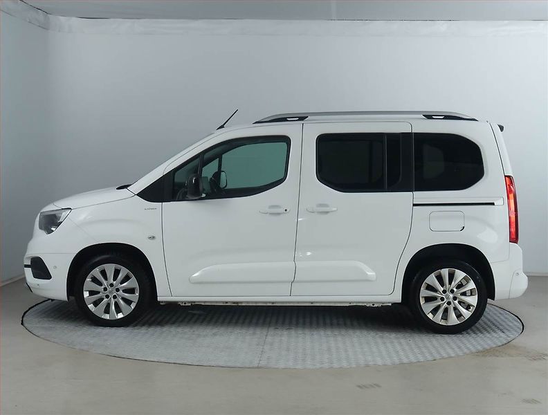 Opel Combo (2021) Elegance 1.5 CDTI, 5Míst, ČR - fotka 3 z 18