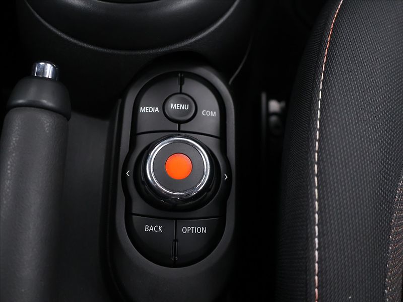 Mini Cooper 1,5 100 kW 1.Maj. Aut.klima - fotka 20 z 28