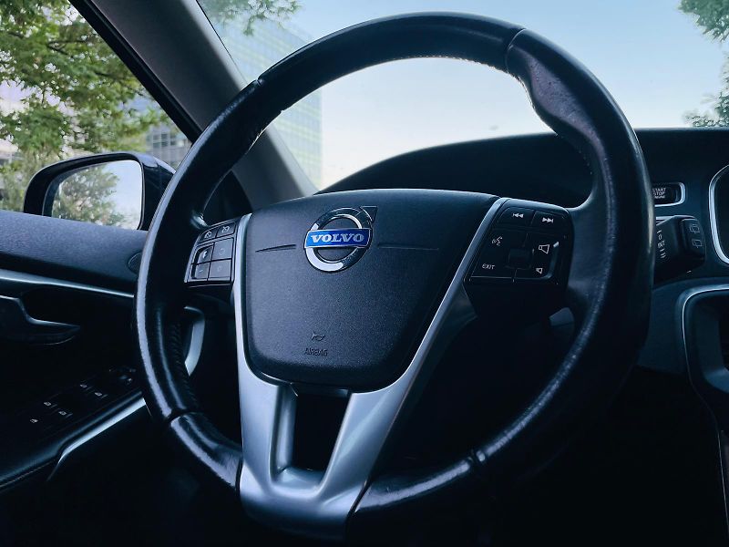 Volvo V40 2.0D3 MANUÁL CROSS SERVISKA  - fotka 24 z 43
