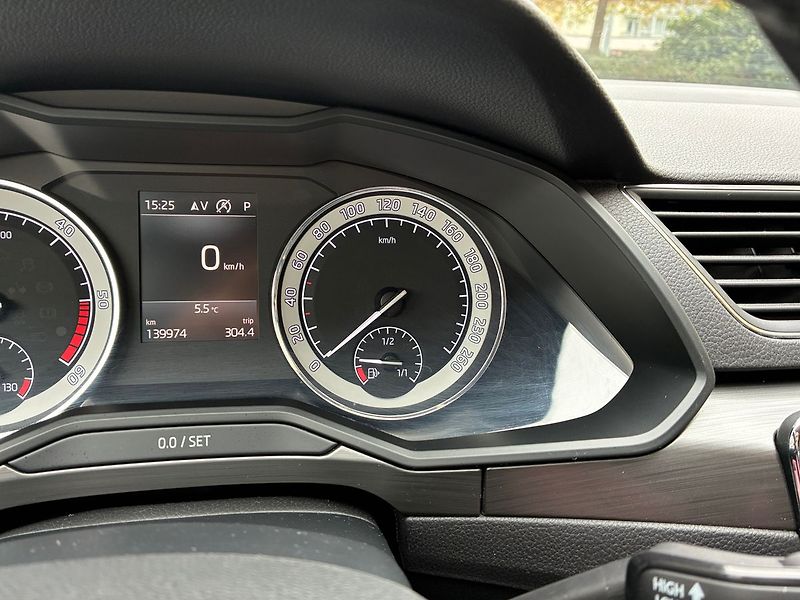 Škoda Superb 2.0 TDI 4x4 STYLE 140 kW DSG - fotka 16 z 40