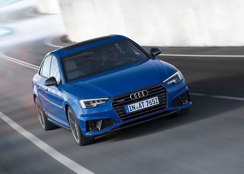 Audi A4 se v první generaci chlubila nápaditými propagačními snímky.