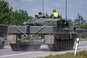 První armádní výcvik přesunu tanků Leopard 2A4 na dálnici D35.