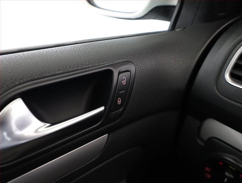 Volkswagen Golf (2010) 1.6 TDI, jezdí výborně - fotka 16 z 17