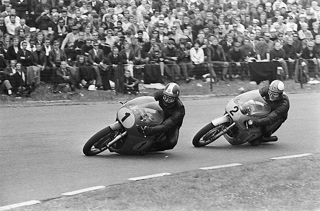 Při závodě královské třídy do 500 ccm při Grand Prix Holandska 1967. Vpředu Agostini, za ním Mike Hailwood., zdroj: Wikimedia Commons, Anefo, CC0
