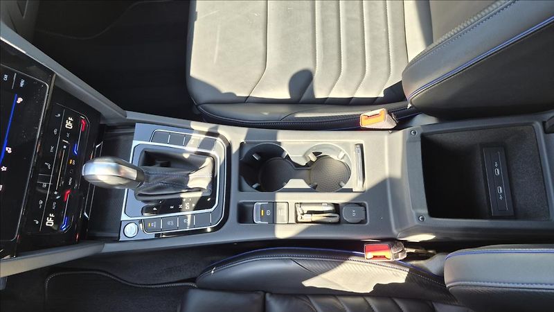 Volkswagen Arteon 2,0 TSi 235Kw R 4Motion DPH - fotka 16 z 30