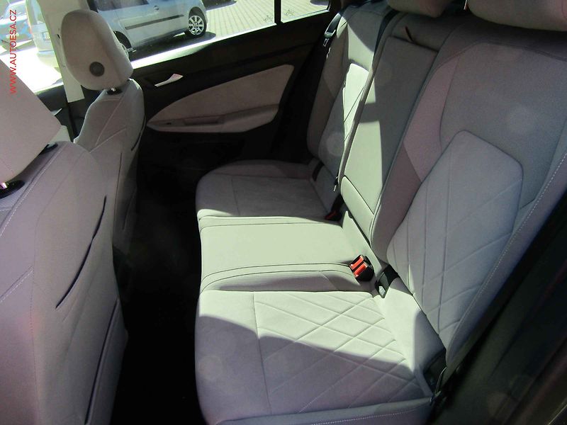 Volkswagen Golf (2022) 1.6TDi, LED, DSG - fotka 10 z 21